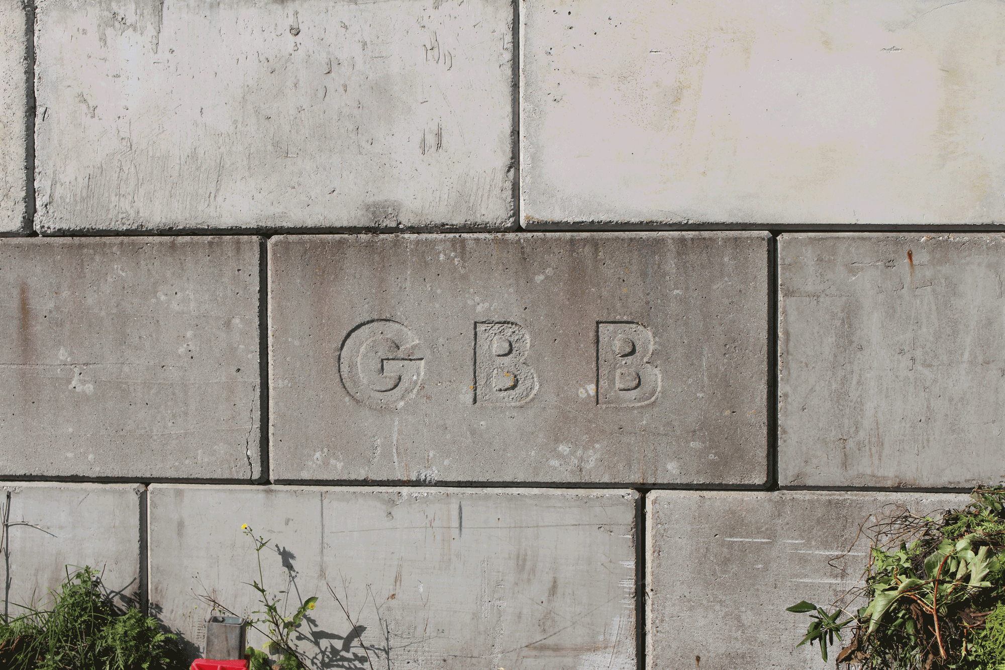 Firmenname in Betonmauer