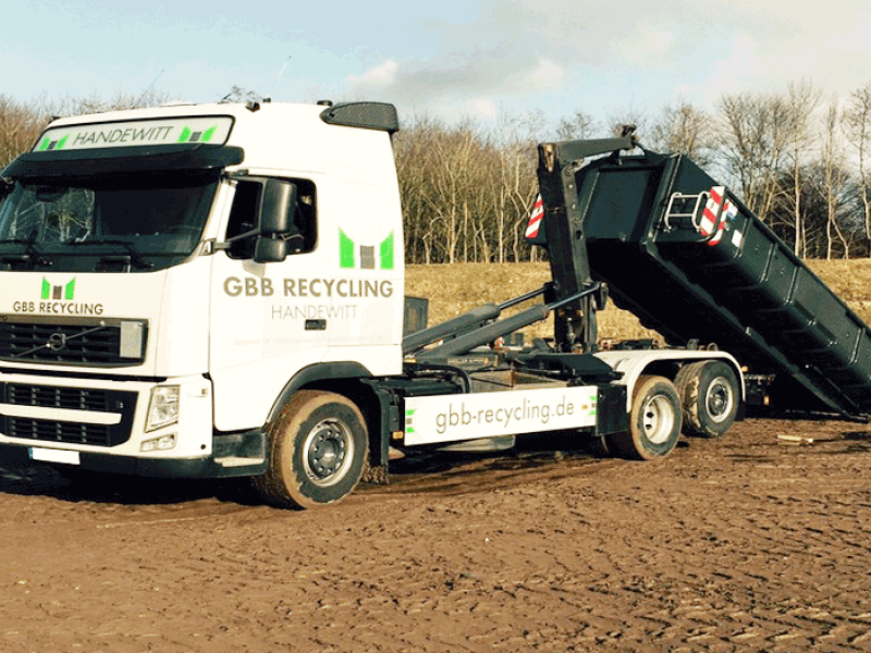 Firmenfahrzeug mit Abraummulde