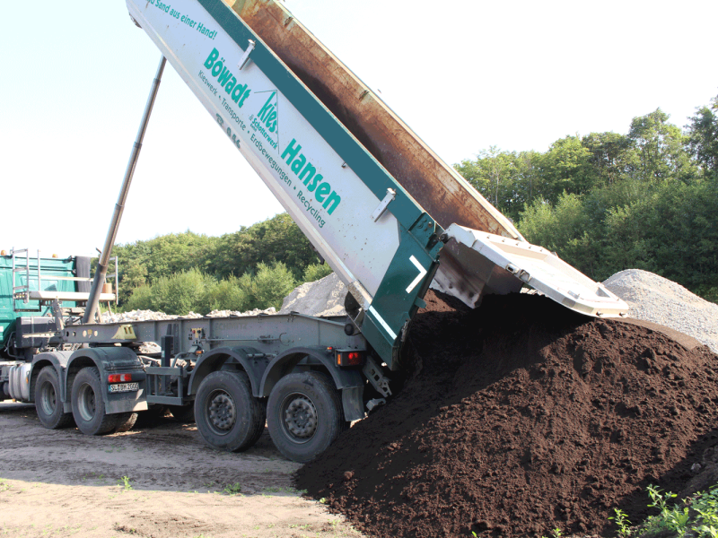 Abladen Mutterboden in Kooperation mit Böwadt & Hansen